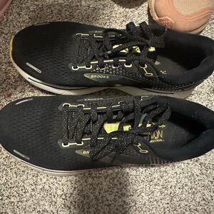 Brooks woman’s size 8 shoes
